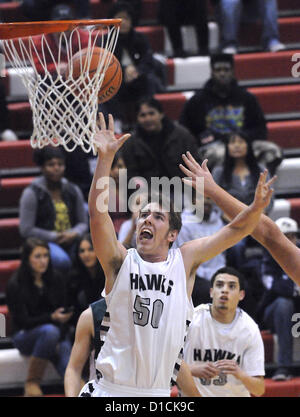 Dic. 15, 2012 - Albuquerque, NM, Stati Uniti - Vulcano Vista #50 Chase Coleman prende la palla al cerchio in loro partita di sabato notte contro il Rio Rancho nelle finali di Albuquerque Academy torneo di basket. Sabato, Dic15, 2012. (Credito Immagine: © Jim Thompson/Albuquerque ufficiale/ZUMAPRESS.com) Foto Stock