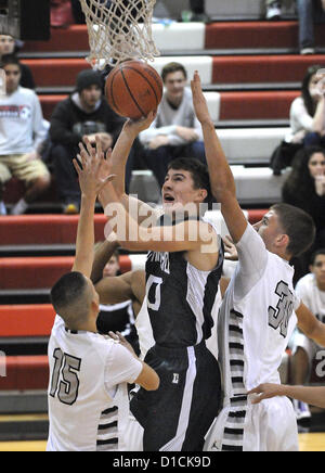 Dic. 15, 2012 - Albuquerque, NM, Stati Uniti - Rio Rancho #10 Austin Patterson passa per il tiro tra Vulcano Vista #15 Lorenzo veglia e #30 Connor Anderson nelle finali di Albuquerque Academy torneo di basket. Sabato, Dic15, 2012. (Credito Immagine: © Jim Thompson/Albuquerque ufficiale/ZUMAPRESS.com) Foto Stock