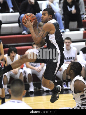 Dic. 15, 2012 - Albuquerque, NM, Stati Uniti - Rio Rancho #11 Marcus Sedillos ottiene alcuni aria come egli si dirige verso il cerchio nella loro partita di sabato notte contro il vulcano in vista delle finali del Albuquerque Academy torneo di basket. Sabato, Dic15, 2012. (Credito Immagine: © Jim Thompson/Albuquerque ufficiale/ZUMAPRESS.com) Foto Stock