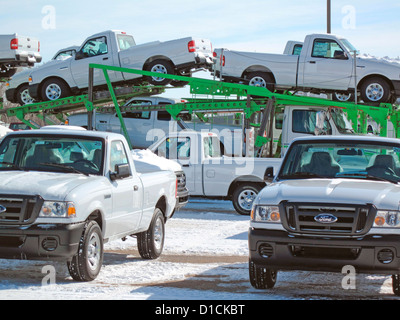 Ford Ranger pick-up su un vettore al sicuro impianto di assemblaggio ad essere chiusa nel 2012. St Paul Minnesota MN USA Foto Stock