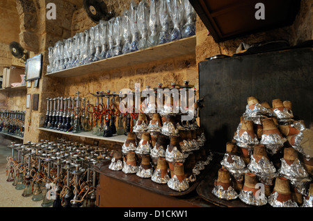 Narghile acqua tubo-café, Suk (Mercato) della Sida, Sidone, Sud Libano Foto Stock