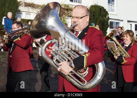 L'uomo da una banda di ottoni la riproduzione della tuba Foto Stock