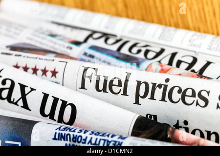Quotidiani impilati con titolo circa i prezzi del carburante al centro dell'immagine. Foto Stock