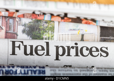 Quotidiani impilati con titolo circa i prezzi del carburante al centro dell'immagine. Foto Stock