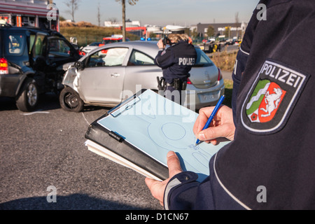 La polizia blocca documenti e testimonianze dopo un incidente d'auto. Foto Stock