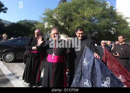 16 dic 2012 - Gaza City, nella Striscia di Gaza, Territori palestinesi - il Patriarca Latino di Gerusalemme Fouad Twal, arriva in corrispondenza di Deir al-Laten Chiesa di Gaza City Dicembre 16, 2012, per partecipare ad una celebrazione con i palestinesi prima di Natale (credito Immagine: © Majdi Fathi/immagini APA/ZUMAPRESS.com) Foto Stock