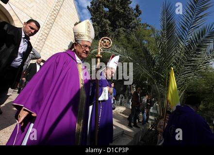 16 dic 2012 - Gaza City, nella Striscia di Gaza, Territori palestinesi - il Patriarca Latino di Gerusalemme Fouad Twal, arriva in corrispondenza di Deir al-Laten Chiesa di Gaza City Dicembre 16, 2012, per partecipare ad una celebrazione con i palestinesi prima di Natale (credito Immagine: © Majdi Fathi/immagini APA/ZUMAPRESS.com) Foto Stock