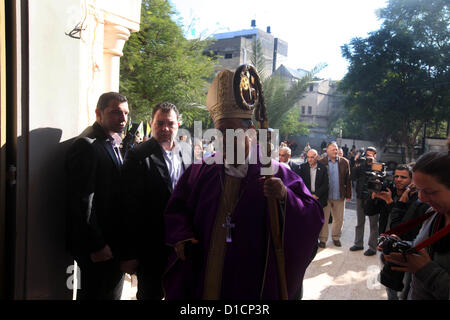 16 dic 2012 - Gaza City, nella Striscia di Gaza, Territori palestinesi - il Patriarca Latino di Gerusalemme Fouad Twal, arriva in corrispondenza di Deir al-Laten Chiesa di Gaza City Dicembre 16, 2012, per partecipare ad una celebrazione con i palestinesi prima di Natale (credito Immagine: © Majdi Fathi/immagini APA/ZUMAPRESS.com) Foto Stock