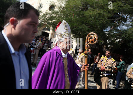 16 dic 2012 - Gaza City, nella Striscia di Gaza, Territori palestinesi - il Patriarca Latino di Gerusalemme Fouad Twal, arriva in corrispondenza di Deir al-Laten Chiesa di Gaza City Dicembre 16, 2012, per partecipare ad una celebrazione con i palestinesi prima di Natale (credito Immagine: © Majdi Fathi/immagini APA/ZUMAPRESS.com) Foto Stock