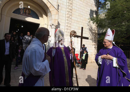 16 dic 2012 - Gaza City, nella Striscia di Gaza, Territori palestinesi - il Patriarca Latino di Gerusalemme Fouad Twal, arriva in corrispondenza di Deir al-Laten Chiesa di Gaza City Dicembre 16, 2012, per partecipare ad una celebrazione con i palestinesi prima di Natale (credito Immagine: © Majdi Fathi/immagini APA/ZUMAPRESS.com) Foto Stock