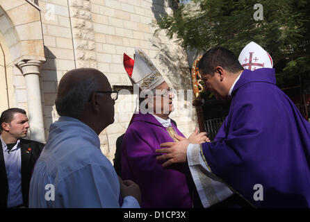 16 dic 2012 - Gaza City, nella Striscia di Gaza, Territori palestinesi - il Patriarca Latino di Gerusalemme Fouad Twal, arriva in corrispondenza di Deir al-Laten Chiesa di Gaza City Dicembre 16, 2012, per partecipare ad una celebrazione con i palestinesi prima di Natale (credito Immagine: © Majdi Fathi/immagini APA/ZUMAPRESS.com) Foto Stock