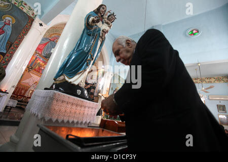 16 dic 2012 - Gaza City, nella Striscia di Gaza, Territori palestinesi - Un Palestinese cristiano assiste una preghiera presso la Chiesa cattolica latina di Gaza City, Domenica, Dicembre 16, 2012. Twal è arrivato nella Striscia di Gaza la domenica per partecipare ad una celebrazione con i palestinesi prima di Natale (credito Immagine: © Majdi Fathi/immagini APA/ZUMAPRESS.com) Foto Stock