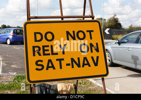 Un 'Non fare affidamento su Sat-Nav' segno su una strada in U.K. Foto Stock