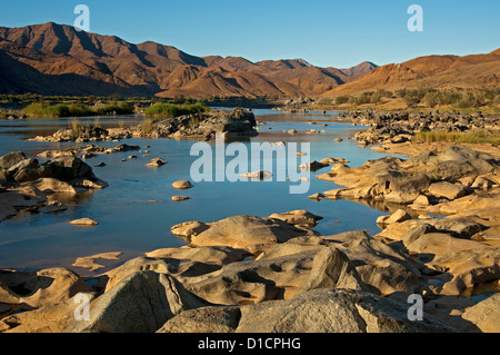 Valle del fiume Orange in transfrontalieri di Richtersveld National Park, vista sul fiume e la Namibia, Sud Africa Foto Stock