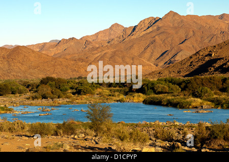 Valle del fiume Orange in transfrontalieri di Richtersveld National Park, vista sul fiume e la Namibia, Sud Africa Foto Stock