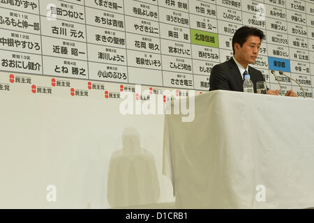 Dicembre 16, 2012, Tokyo, Giappone - Goshi Hosono, presidente della politica del Consiglio Ricerca del partito democratico di maggioranza del Giappone, rilascia interviste per le televisioni locali presso un hotel di Tokyo domenica, 16 dicembre 2012, come presto ritorna nelle elezioni generali indicano una grave battuta di arresto per il DPJ. (Foto di Natsuki Sakai/AFLO) Foto Stock