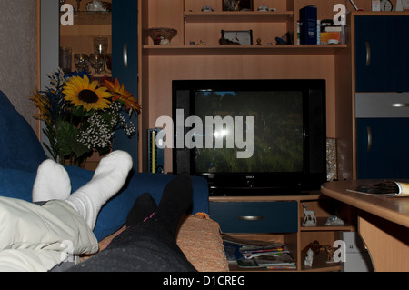 Paio di guardare la TV Foto Stock