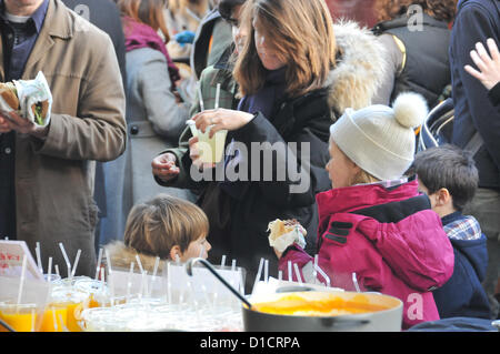 Southbank, Londra, Regno Unito. 16 dicembre 2012. Il mercato è pieno di persone ad acquistare e a mangiare e a bere produrre, fom carne per torte.Il vero cibo mercatino di Natale sulla Southbank dietro il Royal Festival Hall. I commercianti, i piccoli agricoltori e i produttori di tutto il mondo la vendita di migliore qualità di cibo e bevande. Foto Stock