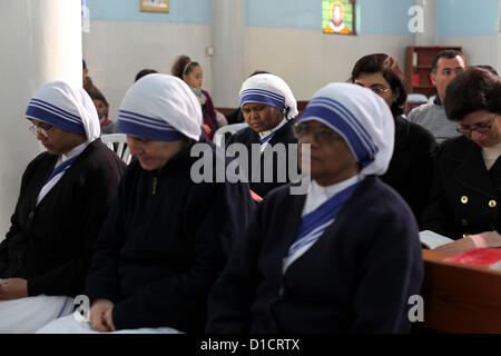 16 dic 2012 - Gaza City, nella Striscia di Gaza, Territori palestinesi - palestinesi celebrare durante la visita del Patriarca Latino di Gerusalemme Fouad Twal in Gaza City, Domenica, Dicembre 16, 2012. Twal è arrivato nella Striscia di Gaza la domenica per partecipare ad una celebrazione con i palestinesi prima di Natale (credito Immagine: © Ashraf Amra/immagini APA/ZUMAPRESS.com) Foto Stock