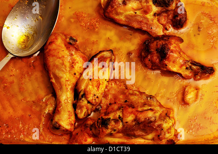 Alette di pollo fritte e gambe marinati, cucchiaio Foto Stock