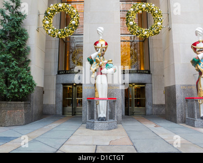 Soldati e ghirlande decorare 630 Fifth Avenue, International Building al Rockefeller Center di New York City, Stati Uniti d'America Foto Stock