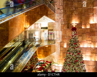 Spazio pubblico atrio con decorazioni di vacanza, Trump Tower, NYC Foto Stock