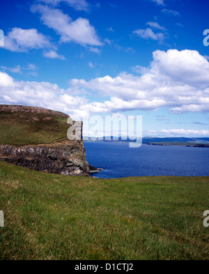 Scogliere e operazioni automatiche di fine campo vicino Punto Idrigill Loch Bracadale Orbost Duirinish Isola di Skye in Scozia Foto Stock