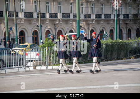 Modificare le protezioni cerimonia, il palazzo del Parlamento, Piazza Syntagma, Atene, Grecia Foto Stock