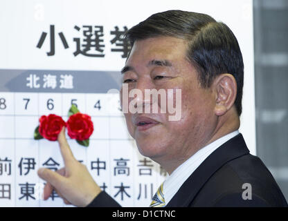 16 dic 2012 - Tokyo, Giappone - Partito liberale democratico (LDP) segretario generale Shigeru Ishiba Shigeru durante un candidato eletto al partito presso la sede centrale di Domenica, 16 dicembre 2012 a Tokyo, Giappone. (Credito Immagine: © Koichi Kamoshida Jana/press/ZUMAPRESS.com) Foto Stock