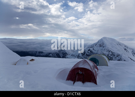 Serata in alta altitudine alpinismo Camp 2, parete nord del Khan Tengri di picco, Tian Shan montagne Foto Stock