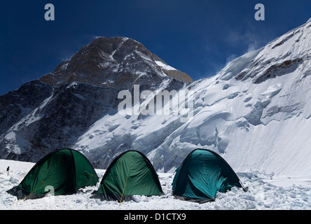 Tende in alta altitudine Camp 2, 5.500 m, 18.000 ft, sulla faccia del nord del Khan Tengri di picco, 7,010 m, 22,999 ft, Tian Shan montagne Foto Stock