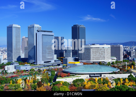 Autunno skyline di Osaka, Giappone visto dal il parco del Castello di Osaka. Foto Stock
