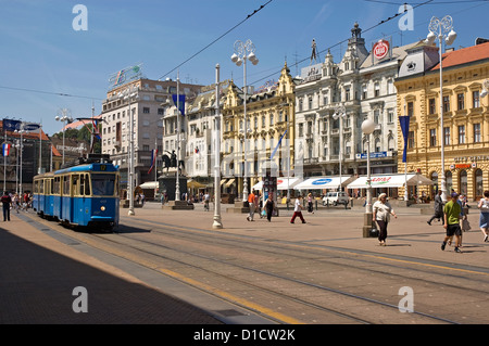 Elk192-1013 Croazia, Zagabria Trg Josip Jelacica con il tram Foto Stock