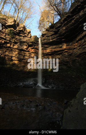 Forza Hardraw cascata, Hawes, North Yorkshire, con ghiaccio sulle rocce durante l'inverno 2012. Foto Stock