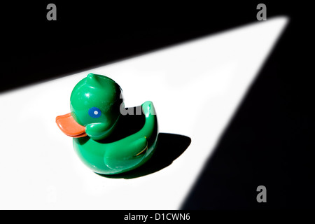 Siviglia, Spagna, un verde rubber duck seduto in un fascio di luce Foto Stock