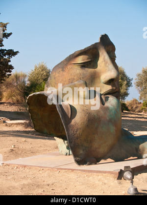 Hermanos, sculture in bronzo di Igor Mitoraj creato 2010 presso la Valle dei Templi, Agrigento, Sicilia Foto Stock