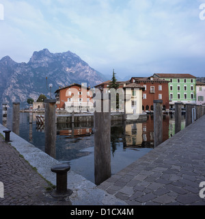 Torbole, Italia, porto di Torbole nelle prime ore del mattino Foto Stock