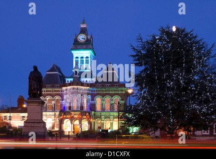 Grantham Town Hall e la statua di Sir Isaac Newton al Natale, Lincolnshire, England, Regno Unito Foto Stock