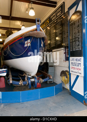 Il RNLI Whitby scialuppa di salvataggio museo nella vita vecchia stazione delle barche costruite 1895 Foto Stock