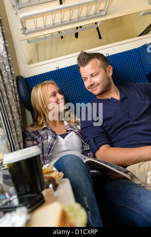 Coppia sorridente ad ogni altro in treno vacanza donna uomo Foto Stock