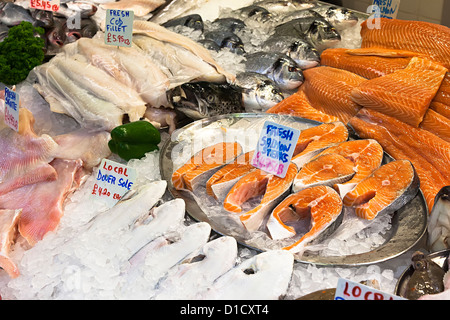 Pesce fresco in vendita sul mercato centrale di stallo pescivendolo, St Helier, Jersey, Isole del Canale, REGNO UNITO Foto Stock