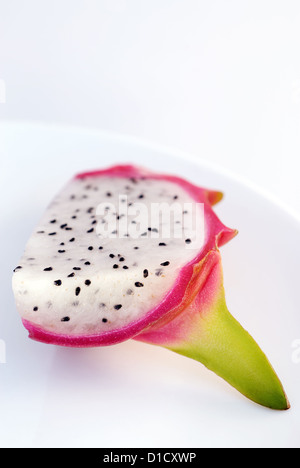 Berlino, Germania, un pezzo di ripe, tagliare pitahaya (dragon frutta) Foto Stock