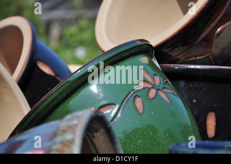 Pila di dipinto di vasi di terracotta Foto Stock