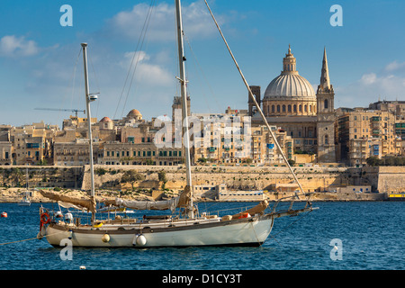 Malta, La Valletta, skyline con Cattedrale Anglicana di San Paolo e la chiesa carmelitana da Sliema Foto Stock