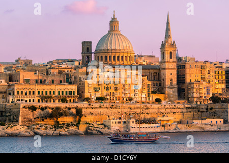 Malta, La Valletta, skyline con Cattedrale Anglicana di San Paolo e la chiesa carmelitana da Sliema, Foto Stock