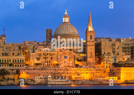 Malta, La Valletta, skyline con Cattedrale Anglicana di San Paolo e la chiesa carmelitana da Sliema. Foto Stock