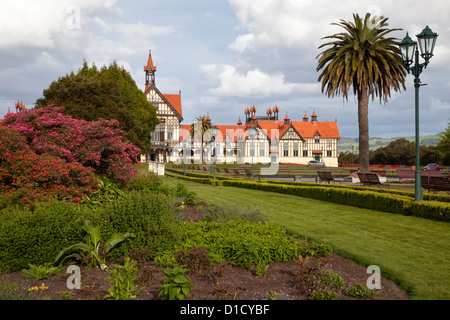 Ai Giardini del Governo, il museo (ex spa) in background. Rotorua, Isola del nord, Nuova Zelanda. Foto Stock