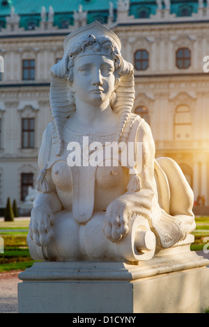 Statua di Sphinx in parte anteriore del palazzo del Belvedere Foto Stock