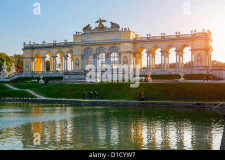 Gloriette monumento al castello di Schönbrunn, Vienna Foto Stock