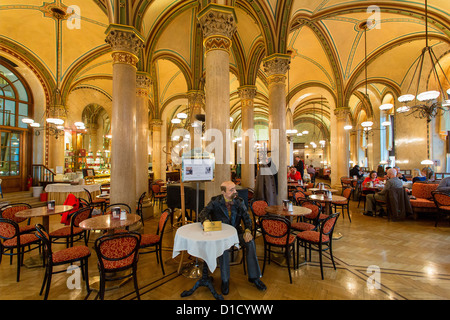 Il celebre Café Central si trova nel Palais Ferstel Foto Stock